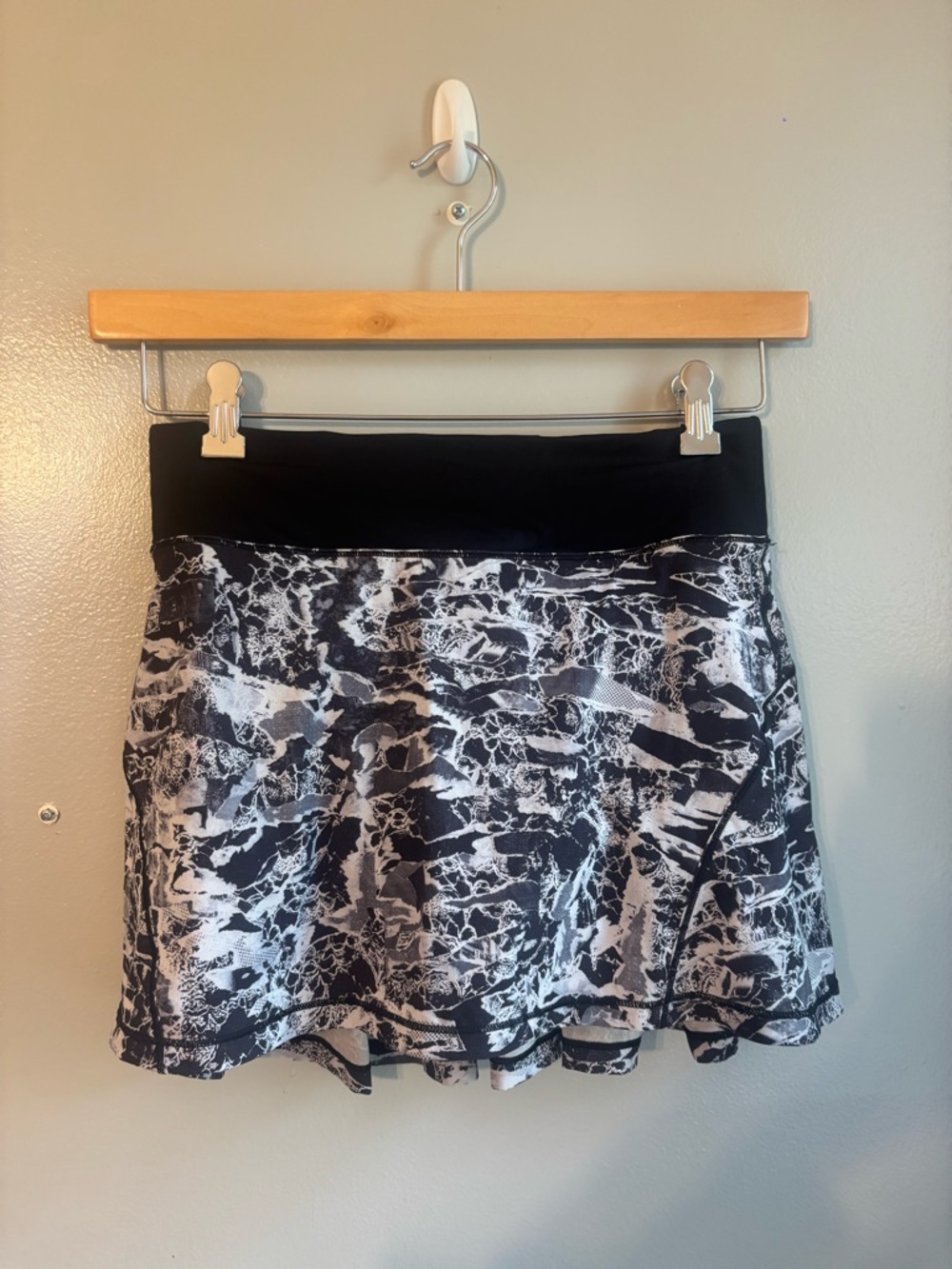 Lululemon Circuit Breaker Workout Tennis Skirt White Black size 4